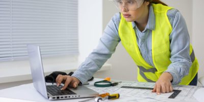 mujer-que-trabaja-como-ingeniero-1